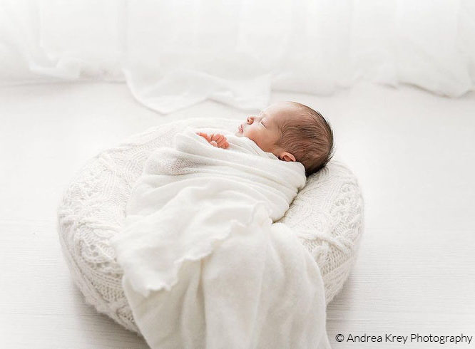 newborn-photography-poser-white