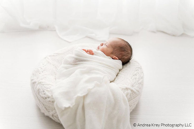 newborn-photography-poser-white