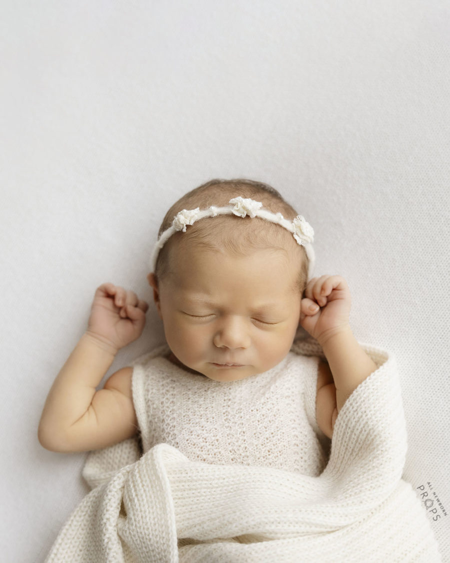 newborn-picture-outfits-vests-bodysuits-girl-white-cream-europe-Accessoire-für-Baby-posing