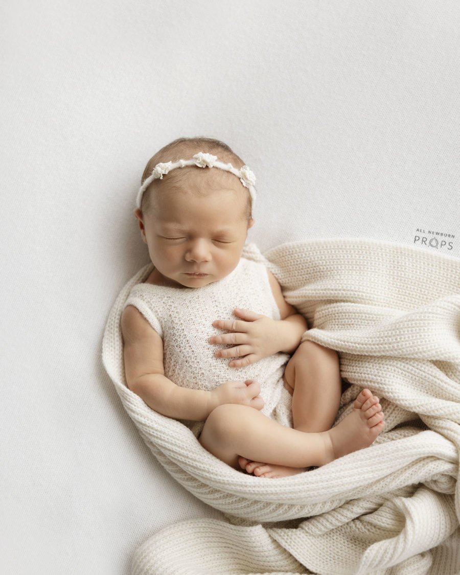 newborn-picture-outfits-vests-bodysuits-girl-white-cream-europe-Accessoire-für-das-Babyposing
