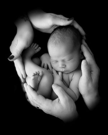 newborn-posing-fabric-black-prop-photography-eu