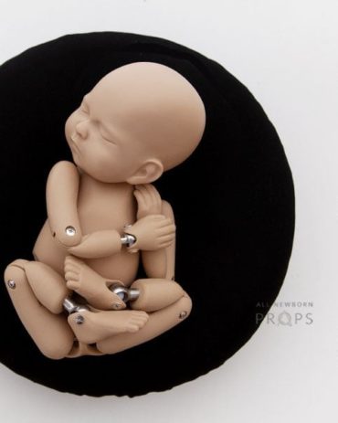 poser-photography-prop-black-newborn-baby-naked-europe