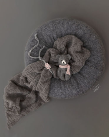 baby-girl-bundle-newborn-beanbag-poser-and-swaddle-headband-teddy-grey-eu