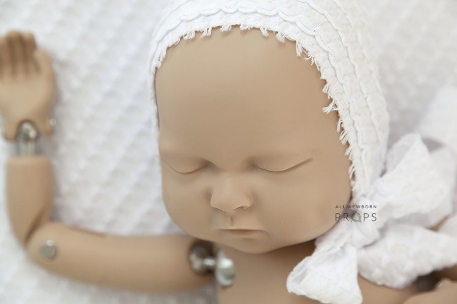 newborn-baby-bonnet-girl-white-textured-eu
