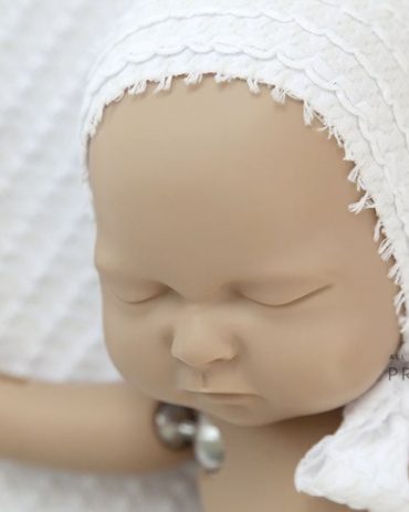 newborn-baby-bonnet-prop-girl-white-textured-europe
