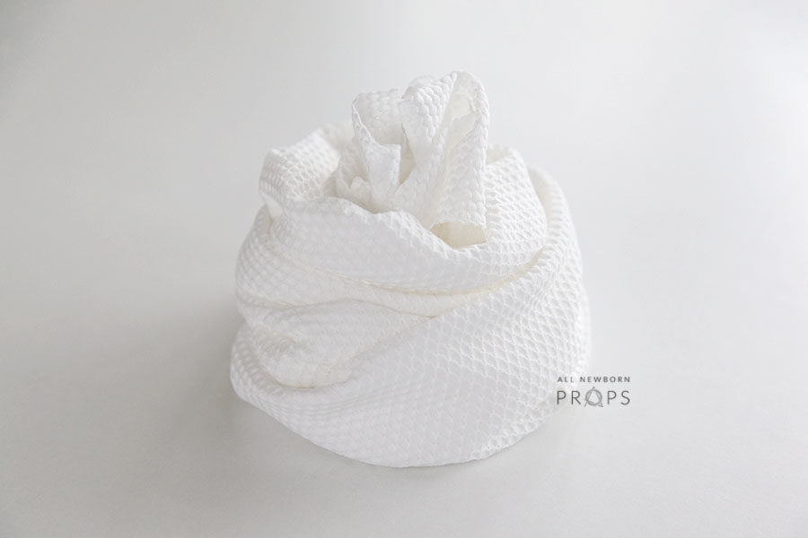 newborn-posing-wrap-white-textured-stretchy-europe