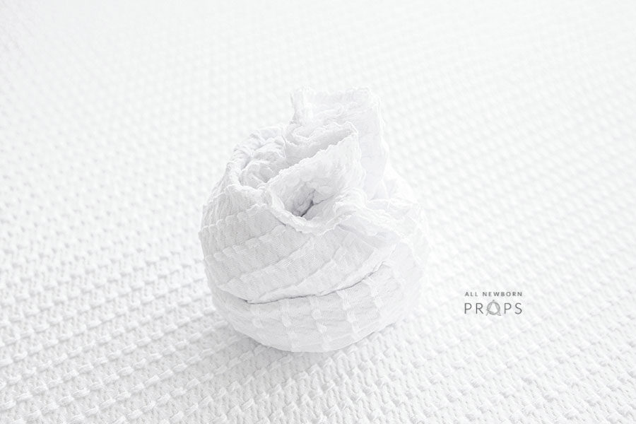 stretchy-newborn-wrap-white-textured-Accessoire-für-das-Babyposing-europe