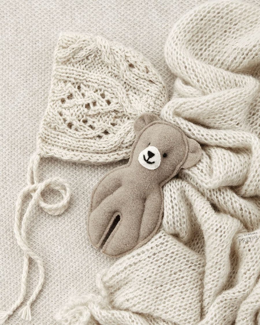 newborn-photoshoot-props-set-posing-fabric-wrap-bonnet-teddy-eu