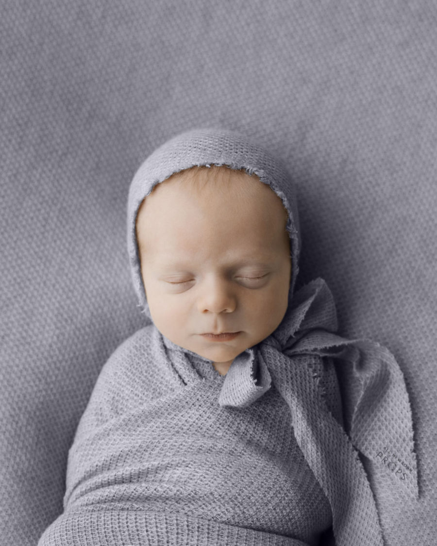 newborn-picture-prop-set-boy-posing-fabric-wrap-hat-blue-europe