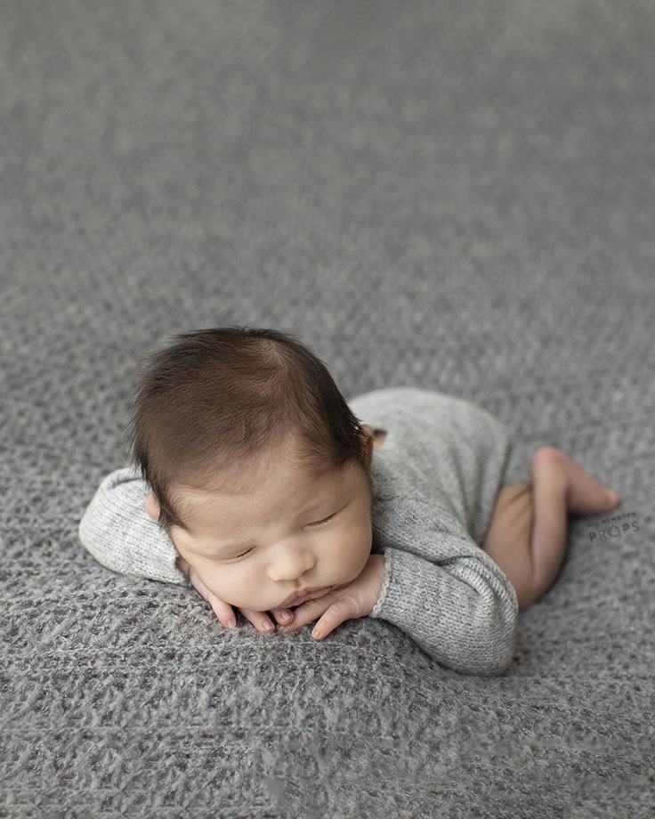 newborn-photo-outfit-boy-knitted-onesie-grey-body-europe
