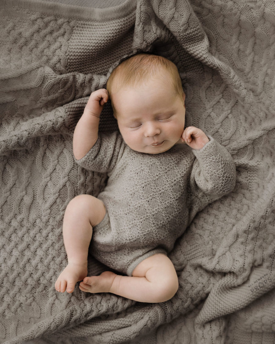newborn-photography-outfit-buy-long-sleeve-bodysuit-grey-europe-accessoires-für-baby-foto-shooting2