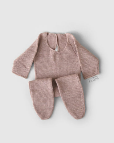 newborn-photoshoot-outfits-girl-knitted-sleepers-pink-europe