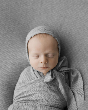 newborn-picture-prop-set-boy-posing-fabric-wrap-hat-grey-europe