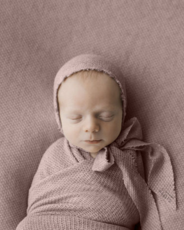 newborn-picture-prop-set-girl-posing-fabric-wrap-hat-pink-europe