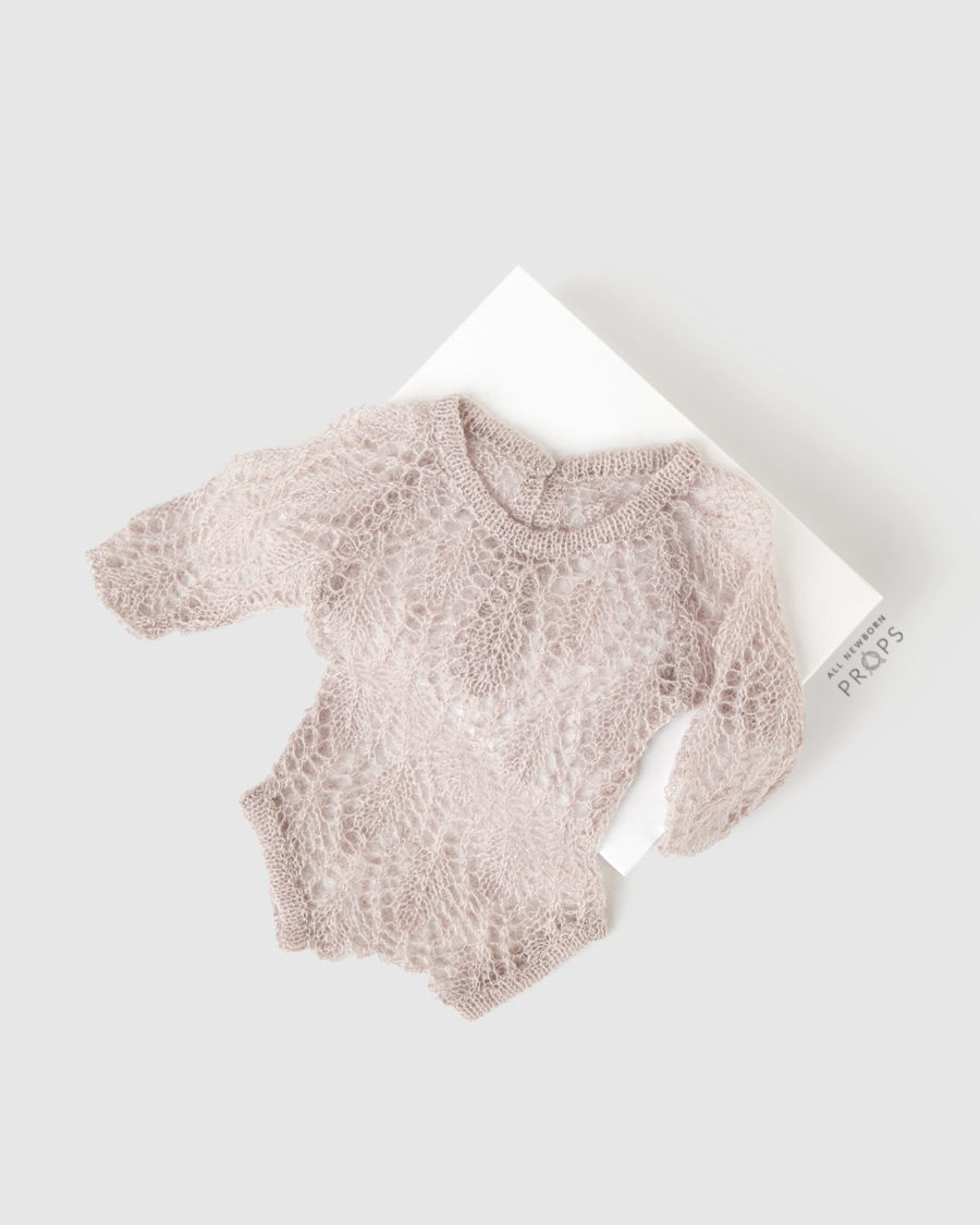 newborn-photography-outfit-girl-knitted-lacey-bodysuit-long-sleve-dusty-pink-props-europe