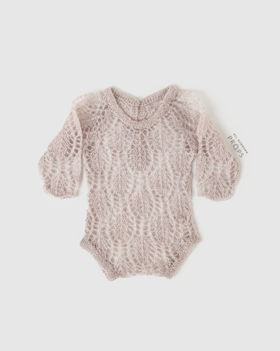 newborn-photography-outfit-girl-knitted-romper-dusty-pink-props-europe