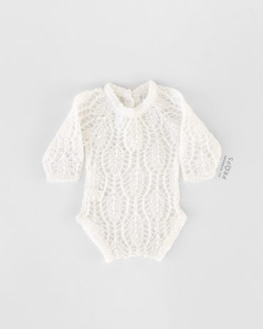 newborn-photography-outfit-girl-romper-white-props-europe