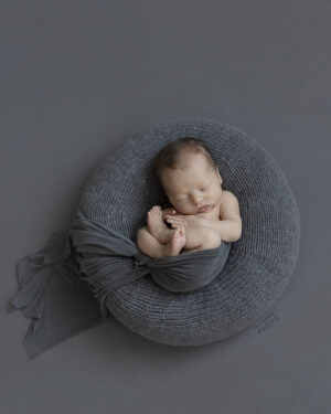 newborn-photography-poser-props-boy-create-a-nest-grey-europe