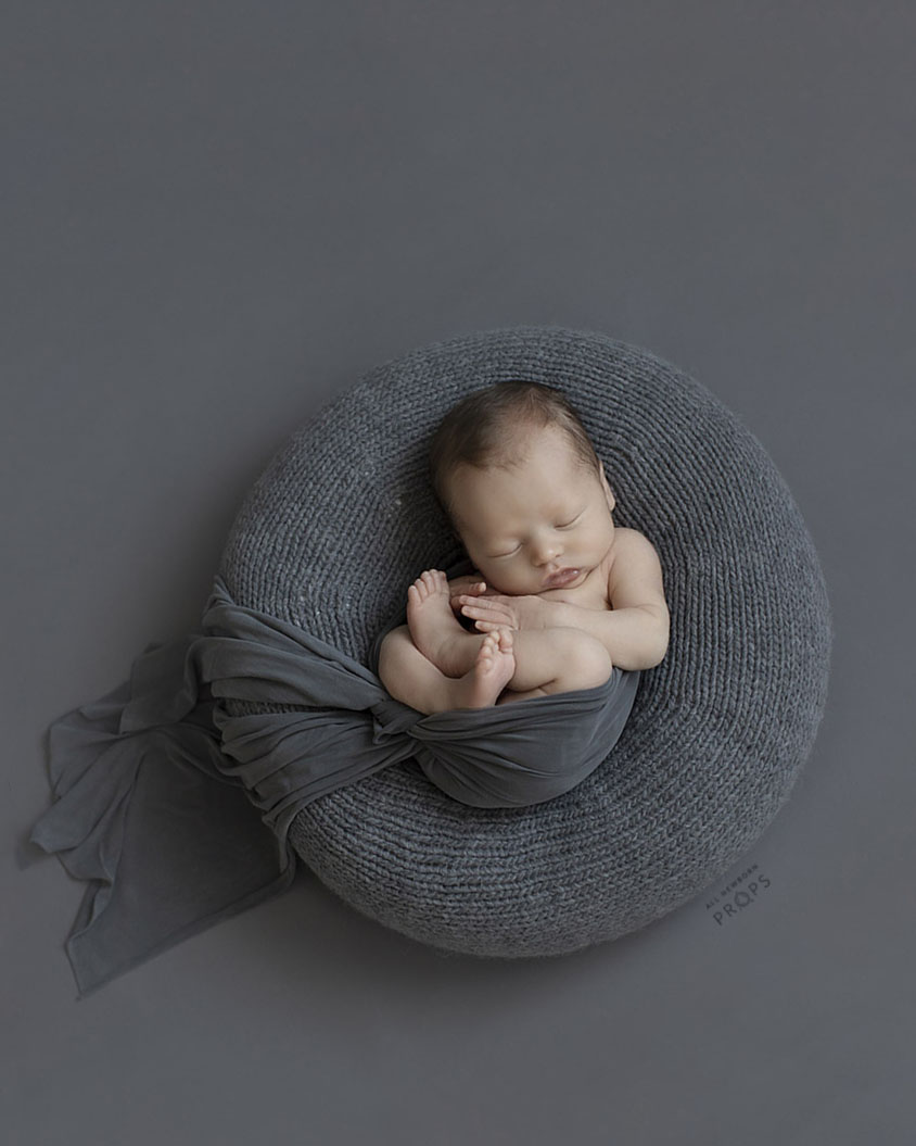 newborn-photography-poser-props-boy-create-a-nest-grey-europe