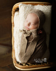 Newborn-Bonnet-for-Photography-girl-textured-neutral-knitted-props-Häubchen-eu-linen