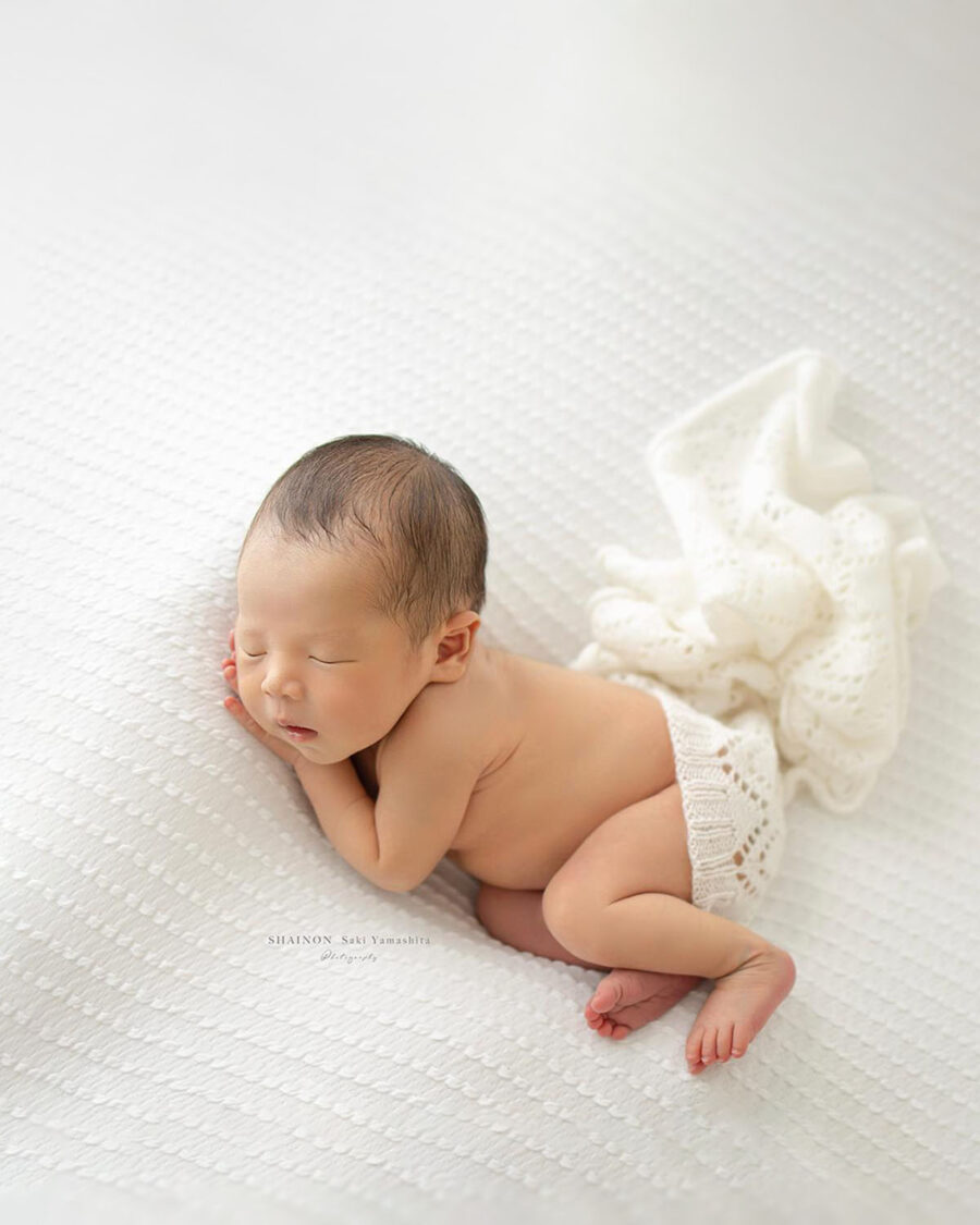 Newborn-Photography-Prop-Set-boy-white-posing-backdrop-wrap-europe