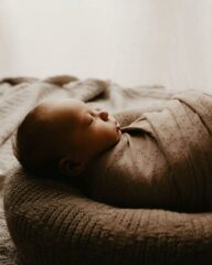 newborn-baby-wrap-boy-neutral-textured-brown-earthy-photoshoot-props-latte-eu