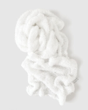Newborn-Photoshoot-Wrap-white-Fluffy-organic-props-boy-europe