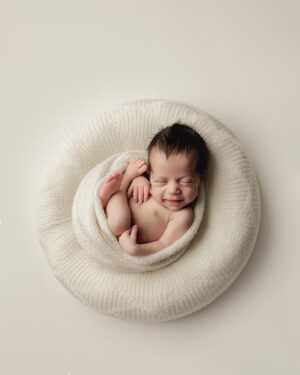 newborn-bean-bag-poser-boy-photography-props-minimal-neutral-europe-ivory