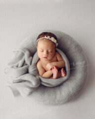 newborn-poser-create-a-nest-cover-girl-grey-photography-props-neutral-europe