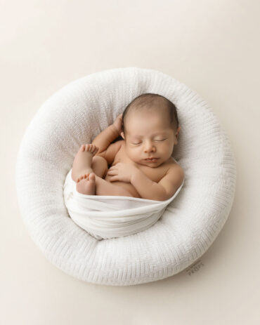 newborn-poser-create-a-nest-white-wrap-boy-minimal-photographyprops-europe