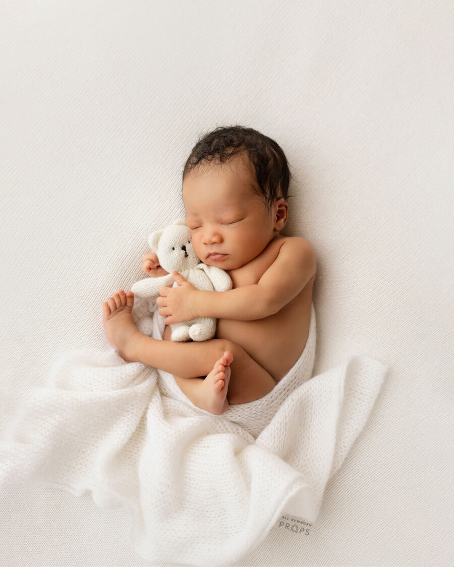newborn-photography-swaddle-props-white-stretchy-boy-europe