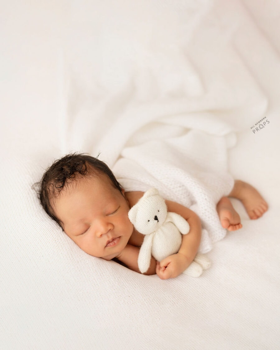 newborn-photography-swaddle-props-white-stretchy-girl-europe