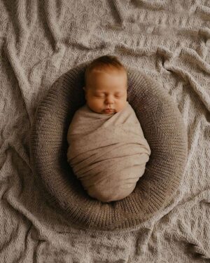 newborn-poser-create-a-nest-posing-nest-boy-natural-brown-minimal-dapper-tan-europe