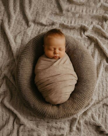newborn-poser-create-a-nest-posing-nest-boy-natural-brown-minimal-dapper-tan-europe