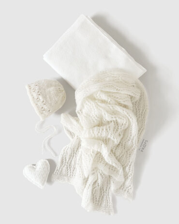 Newborn-Photo-Shoot-Accessories-posing-fabric-swaddle-bonnet-heart-white-organic-europe