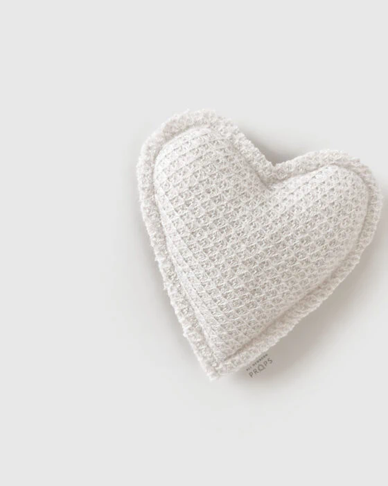 heart-photo-prop-toy-for-newborn-photoshoot-boy-organic-natural-vintage-eu