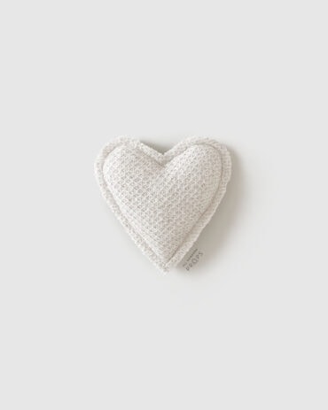 heart-photo-prop-toy-for-newborn-photoshoot-boy-organic-natural-vintage-europe