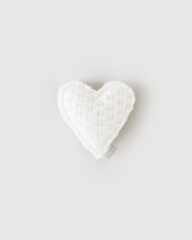 heart-photo-prop-toy-for-newborn-photoshoot-cream-white-vintage-organic-eu