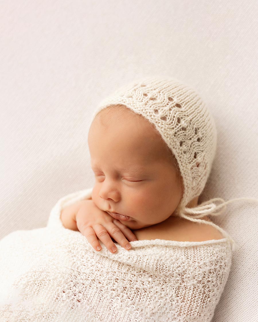 newborn-knit-lace-bonnet-for-photography-props-organic-cream-europe