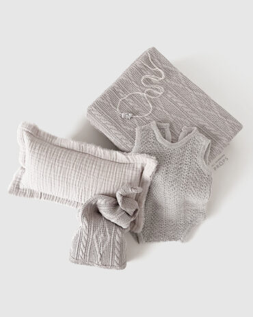 Props-for-Baby-Photoshoot-set-boy-neutral-pillow-posing-fabric-outfit-beanie-europe