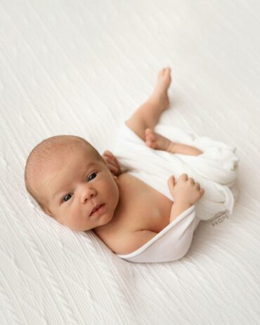 newborn-blankets-for-photography-session-boy-white-textured-vintage-props-europe