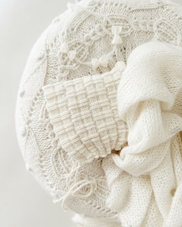 baby-photoshoot-props-bundle-girl-posing-pillow-wrap-hat-headband-white-organic-europe