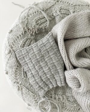 newborn-photography-props-matching-bundle-girl-posing-nest-swaddle-hat-tieback-neutral-grey-europe