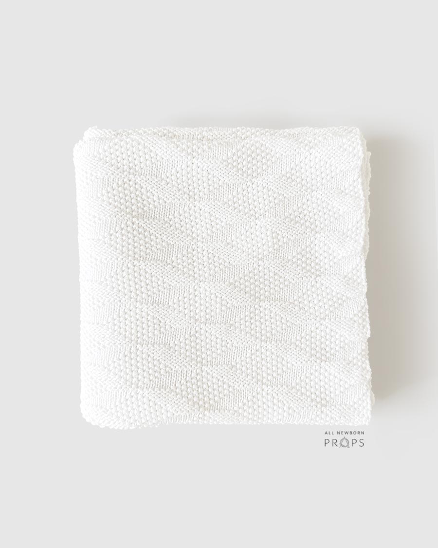 textured-baby-swaddle-for-pictures-boy-stretchy-white-natural-newbornprops-europe