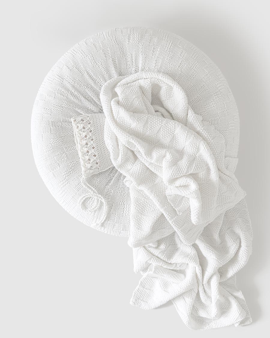 Newborn-Photo-Prop-Set-posing-pillow-wrap-bonnet-boy-white-minimal-europe