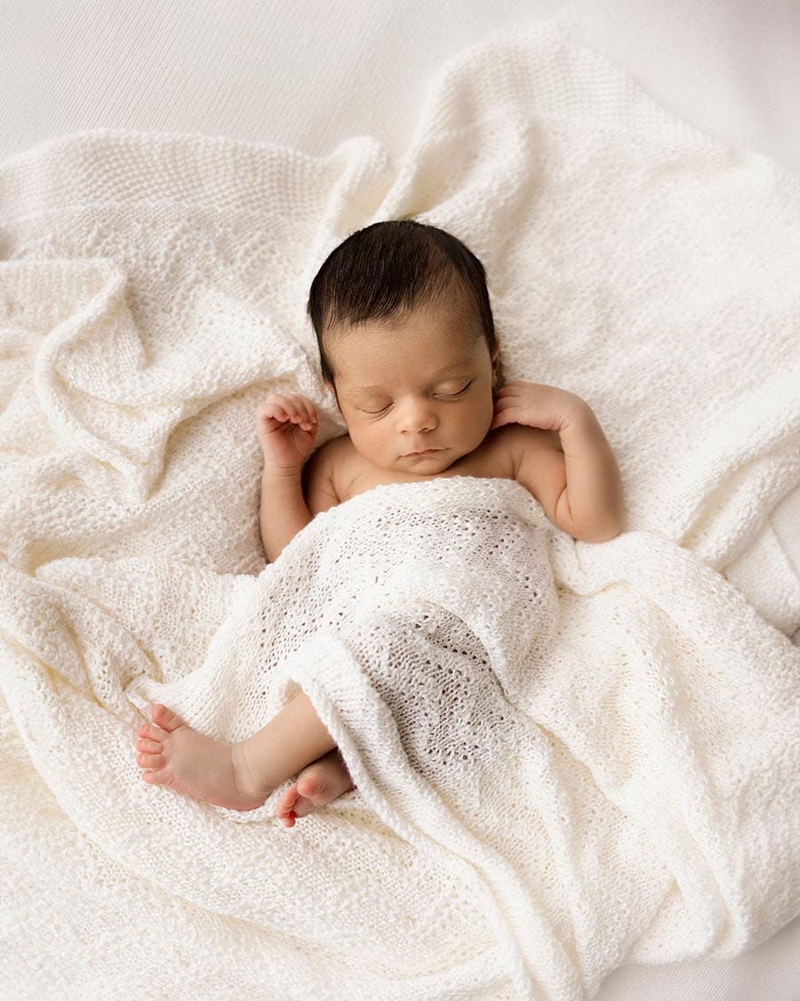 newborn-photography-blanket-layer-props-girl-white-textured-vintage-europe