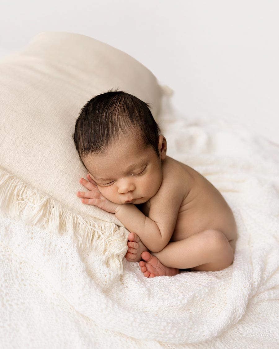 newborn-photography-blanket-shawl-props-boy-white-textured-minimal-europe