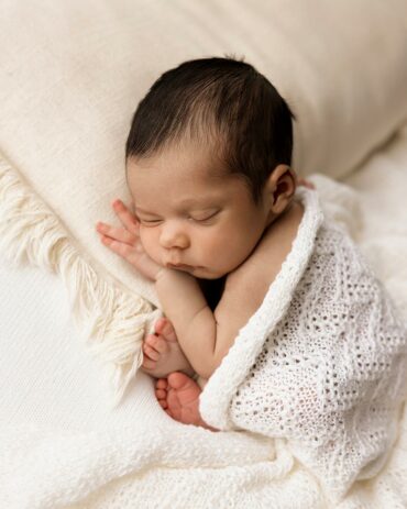 newborn-photography-blanket-shawl-props-boy-white-textured-organic-europe