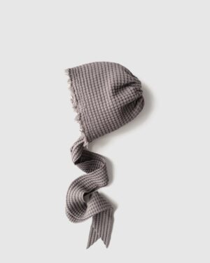 newborn-baby-photography-prop-hat-boy-neutral-textured-europe-mulch