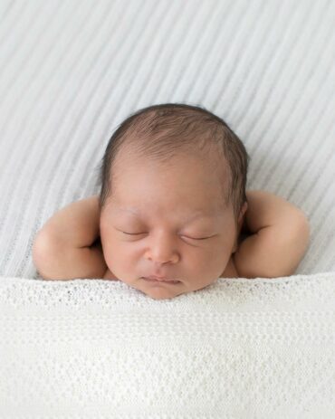 newborn-baby-wraps-for-photographers-white-textured-vintage-organic-europe